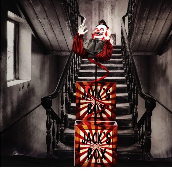 Haunted Hill Farm Life-Size Scary Animatronic Talking Clown Jack in The Box - Picture 3 of 6